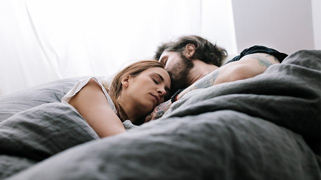 Auf dieser Seite solltest du nachts nicht schlafen, sonst gefährdest du deine Gesundheit