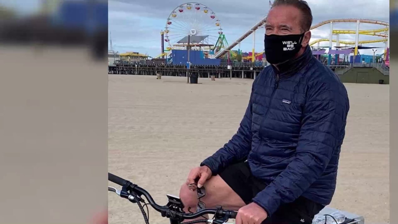 "We'll be back": Arnold Schwarzenegger sorgt mit Terminator-Maske für Furore