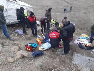 BİLECİK'TE SERAMİK FABRİKASI İŞÇİLERİNİN SERVİSİ DEVRİLDİ 6 YARALI