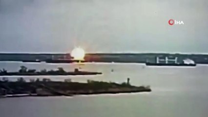 Ukrayna açıklarında yük gemisine füze saldırısı kamerada