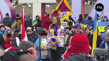 Chrystia Freeland participe à une grande manifestation publique en faveur de l'Ukraine