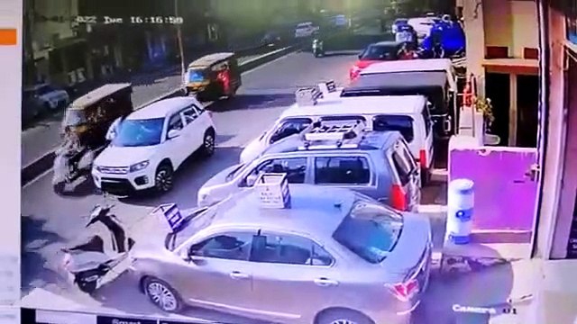 तेज रफ्तार बस ने ऑटो मोबाइल कम्पनी के मैनेजर को टक्कर मारी, बीस फीट तक घसीटकर ले गया