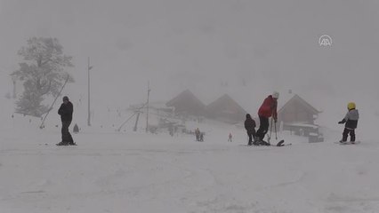 Kartalkaya'da kar yağışı etkili oluyor