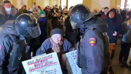 Rusya'daki savaş karşıto protestolarda yaşlı kadının gözaltına alınışı gündem oldu