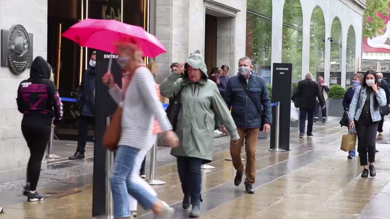 Große Unternehmen wollen ihre Maske nachmachen, doch die Krankenschwester hat andere Pläne