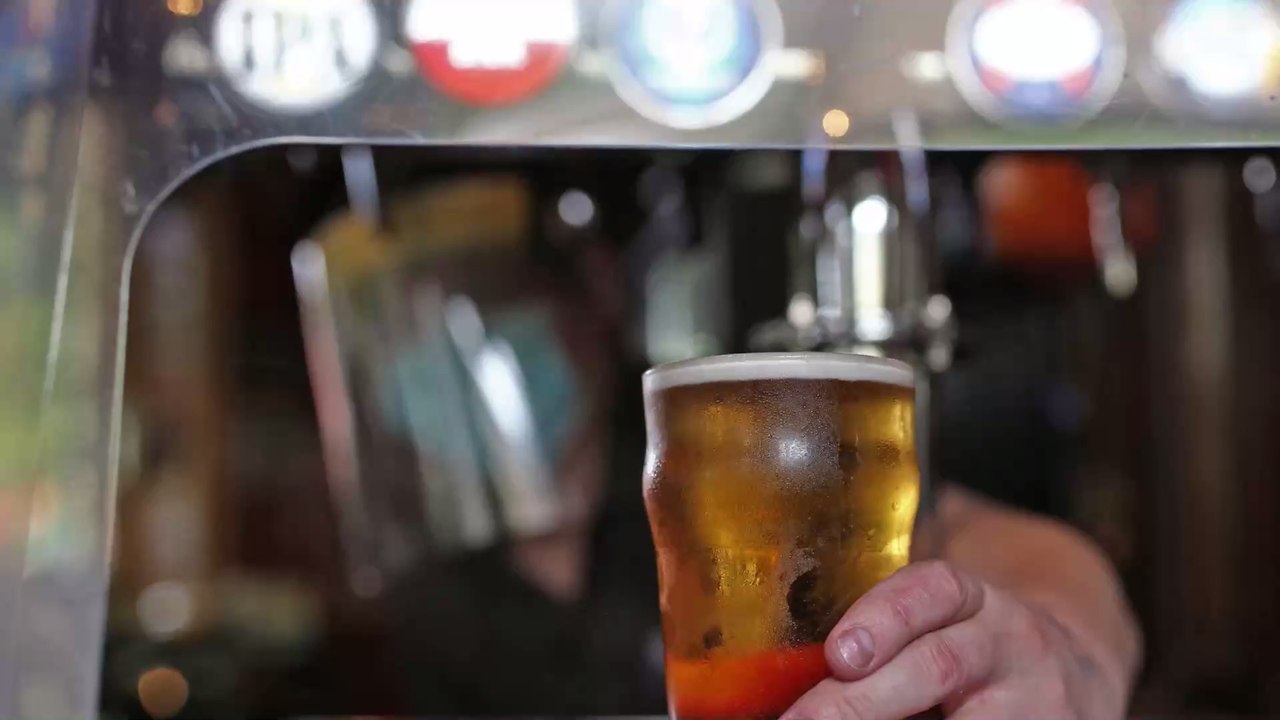 Covid-19: Um den Sicherheitsabstand in seiner Bar einzuhalten, errichtet er einen Elektrozaun