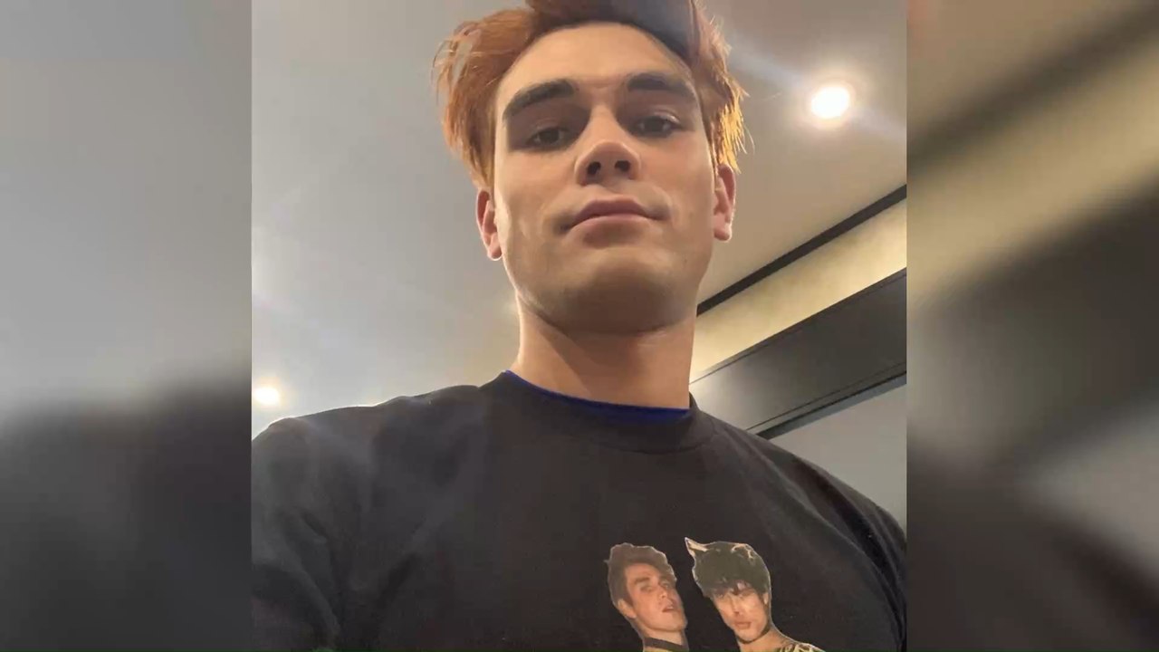 KJ Apa: 'Riverdale'-Schauspieler hat riesigen Metallsplitter im Auge