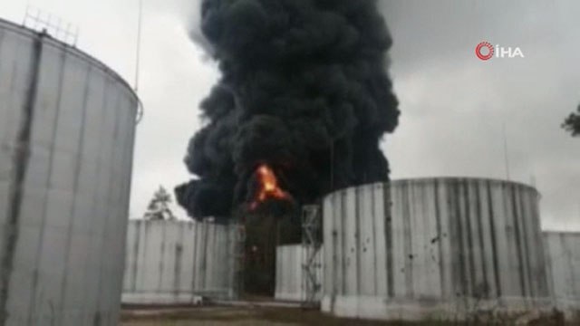 Rusya Çernihiv'de petrol rafinerisini vurdu
