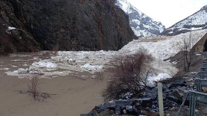 Tunceli-Erzincan karayolunda çığ düştü