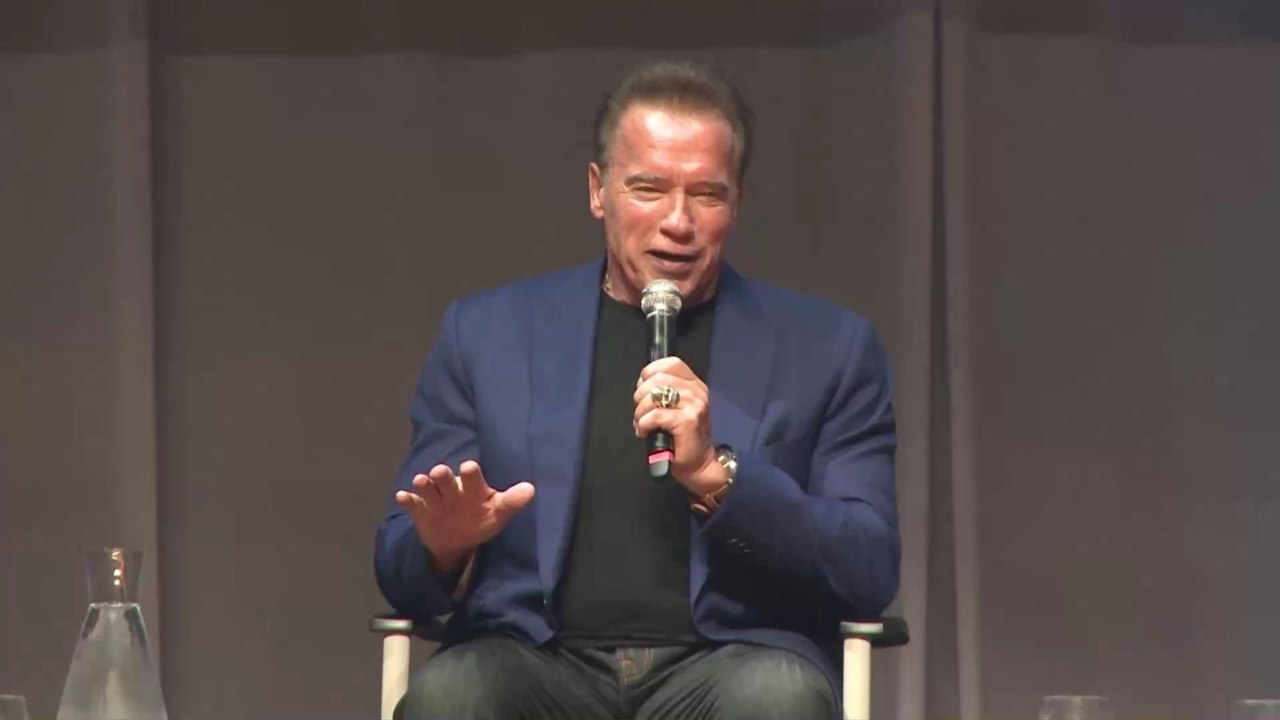 Wie ein Blick in den Spiegel: Arnold Schwarzeneggers Sohn sieht ihm zum Verwechseln ähnlich