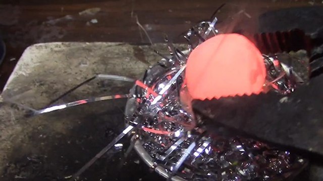 Voilà ce qui arrive à des guirlandes de Noël qui rencontrent la boule de nickel chaude