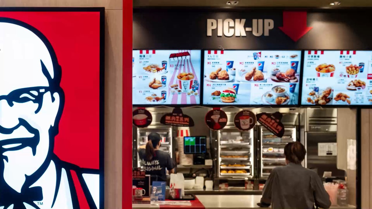Ohne Maske bei KFC: Als man sie nicht bedienen will, dreht sie durch (Video)