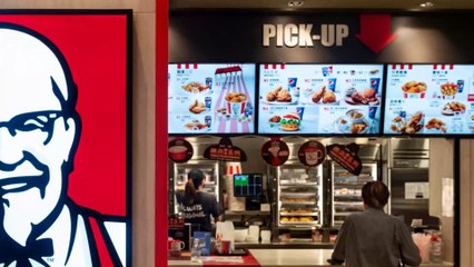 Ohne Maske bei KFC: Als man sie nicht bedienen will, dreht sie durch (Video)