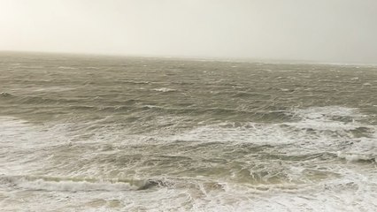 'Bournemouth: INTRIGUING footage of Storm Eunice battering the cliffside '