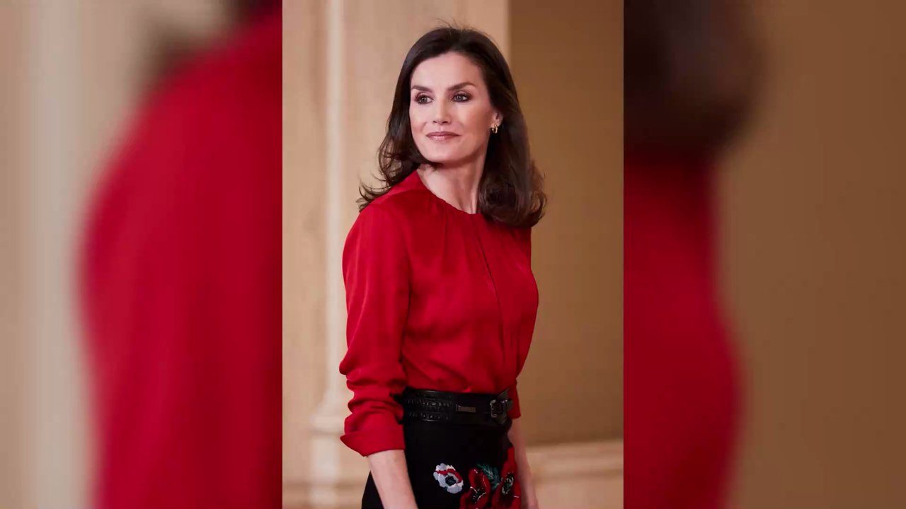 So geht Eleganz: Letizia von Spanien begeistert mit roter Bluse und floralem Bleistiftrock