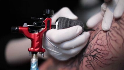 Descargar video: Tätowierung: An diesen Stellen solltet ihr euch kein Tattoo stechen lassen