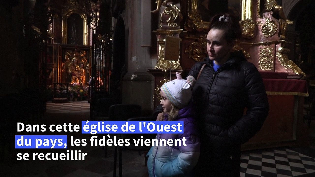 Ukraine : dans une église, des prières pour la paix et des dons pour la guerre