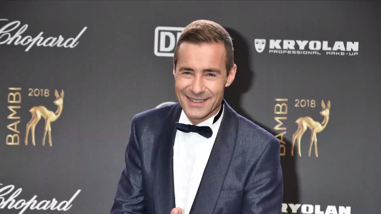 Kai Pflaume trägt ein vermeintlich harmloses Shirt, das einen Shitstorm provoziert