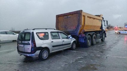 KAMYONA ÇARPTI, OTOMOBİLDE SIKIŞIP AĞIR YARALANDI