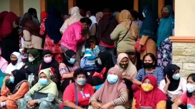 Penyaluran Bantuan Pangan Non Tunai Timbulkan Kerumunan