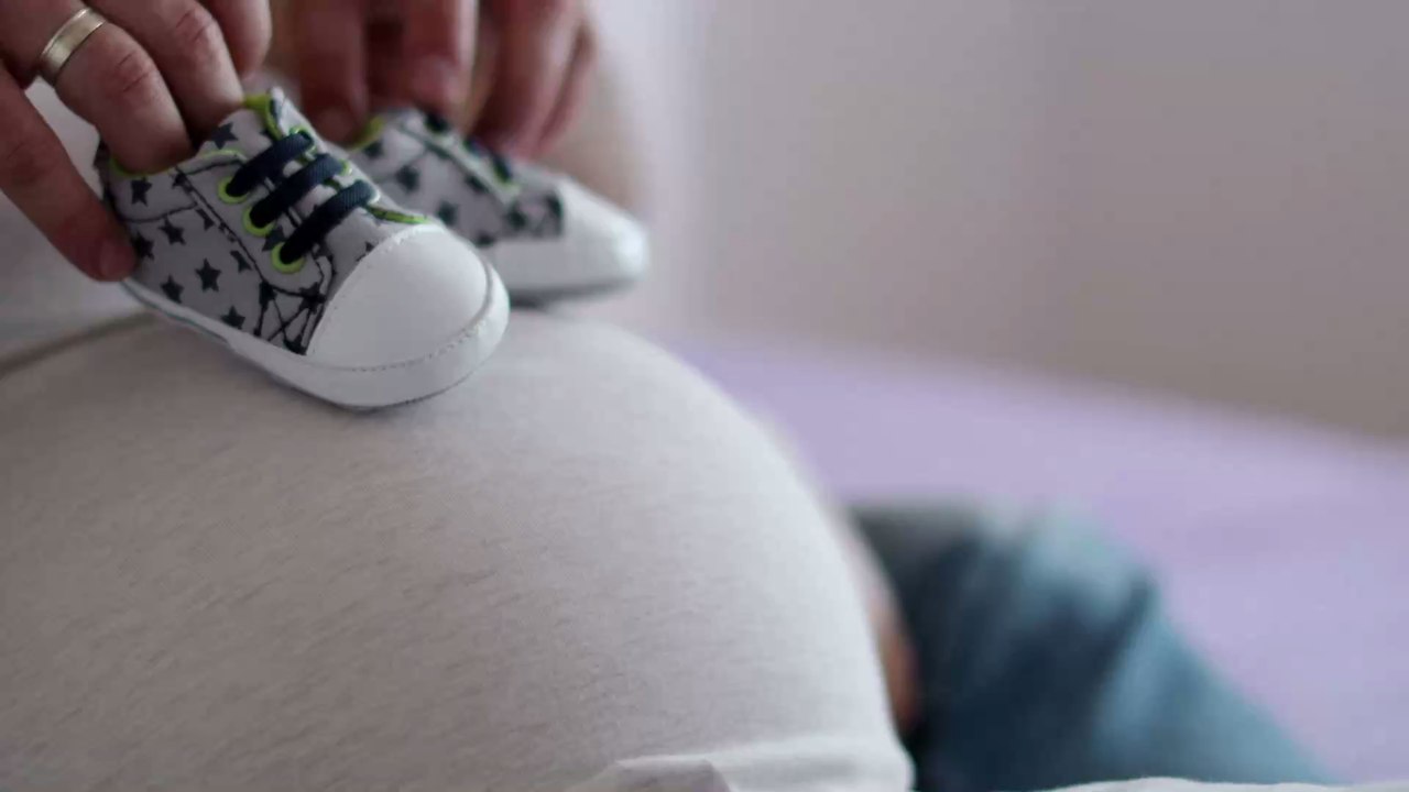 Mutter bricht in Tränen aus, als sie eine romantische Überraschung an ihrem Neugeborenen entdeckt