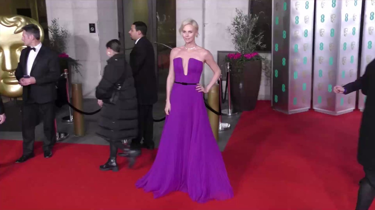 Königin des roten Teppichs: Charlize Theron verzaubert in einen Kleid von Dior