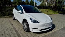 Mann fährt neuen Tesla ein, dann fällt er ihm auf der Autobahn auseinander!