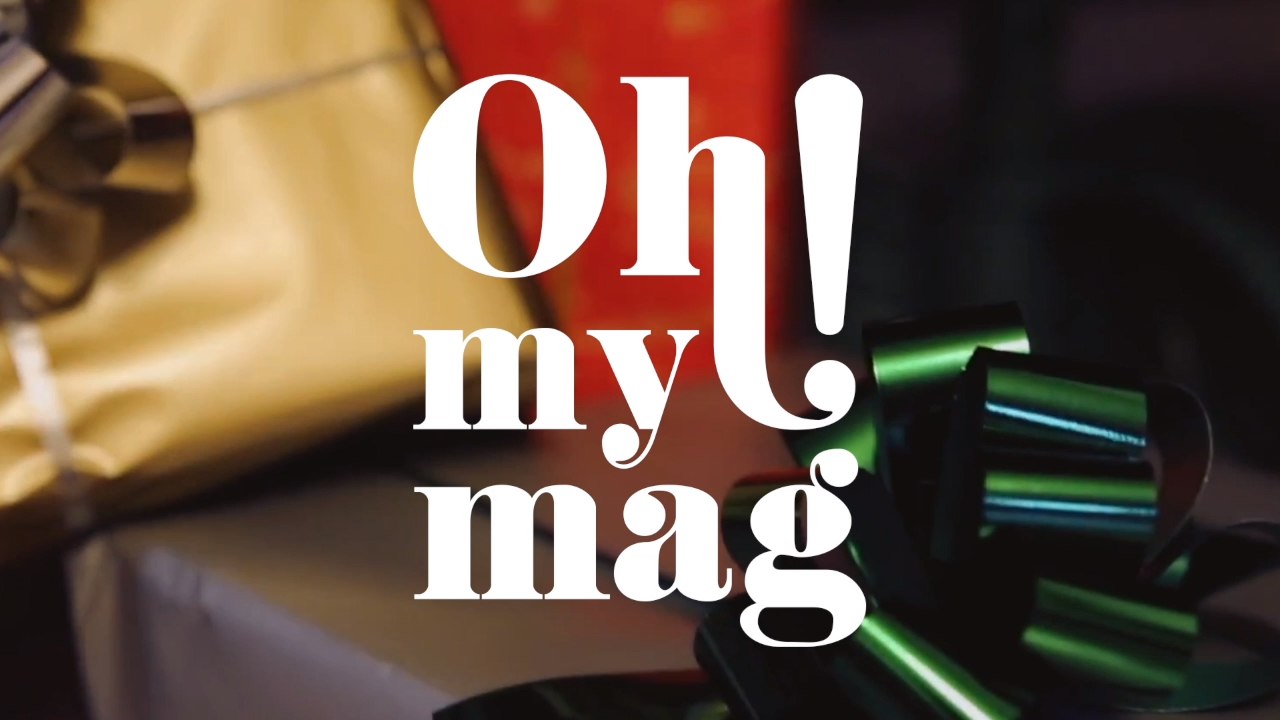 Tochter erschreckt: zwei augen starren sie durch weihnachtsbaum an