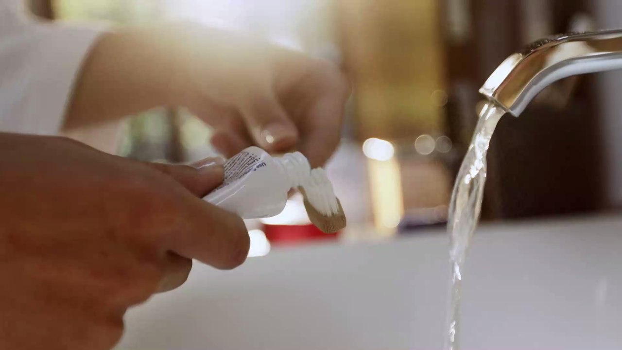 Zähne putzen: Dieser häufige Fehler löst Hautunreinheiten aus!