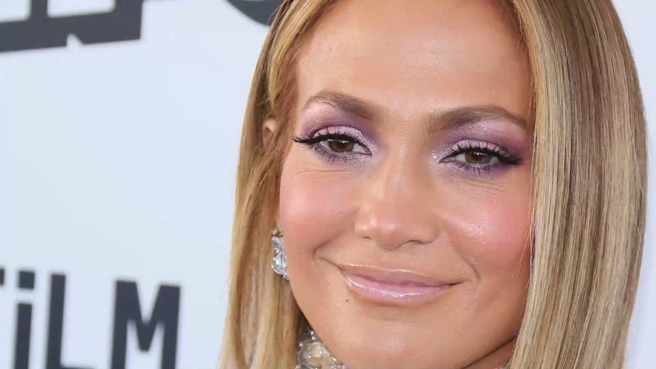 Date night: jennifer lopez verzaubert mit pailletten und xxl-ausschnitt