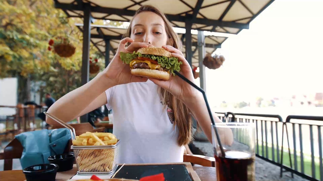 These Are the Low-cal Foods You Should Be Snacking On