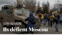 Des Ukrainiens manifestent contre la présence des soldats russes à Melitopol