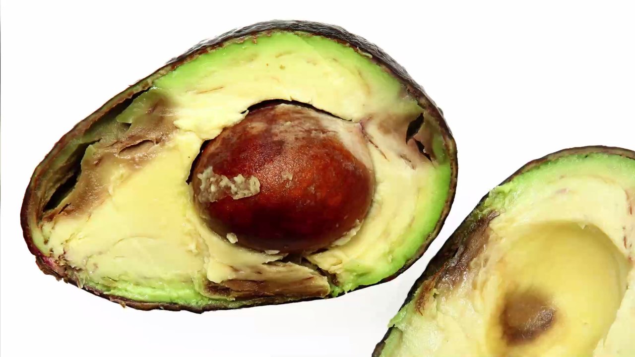 Mit diesem Lebensmittel bleiben Avocados ganz einfach länger frisch!