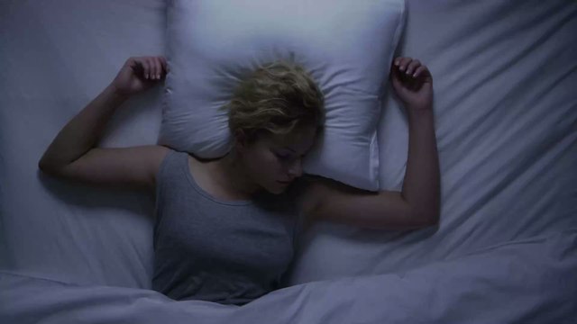 Doctor recommends against taking a cold shower before bed to cool down