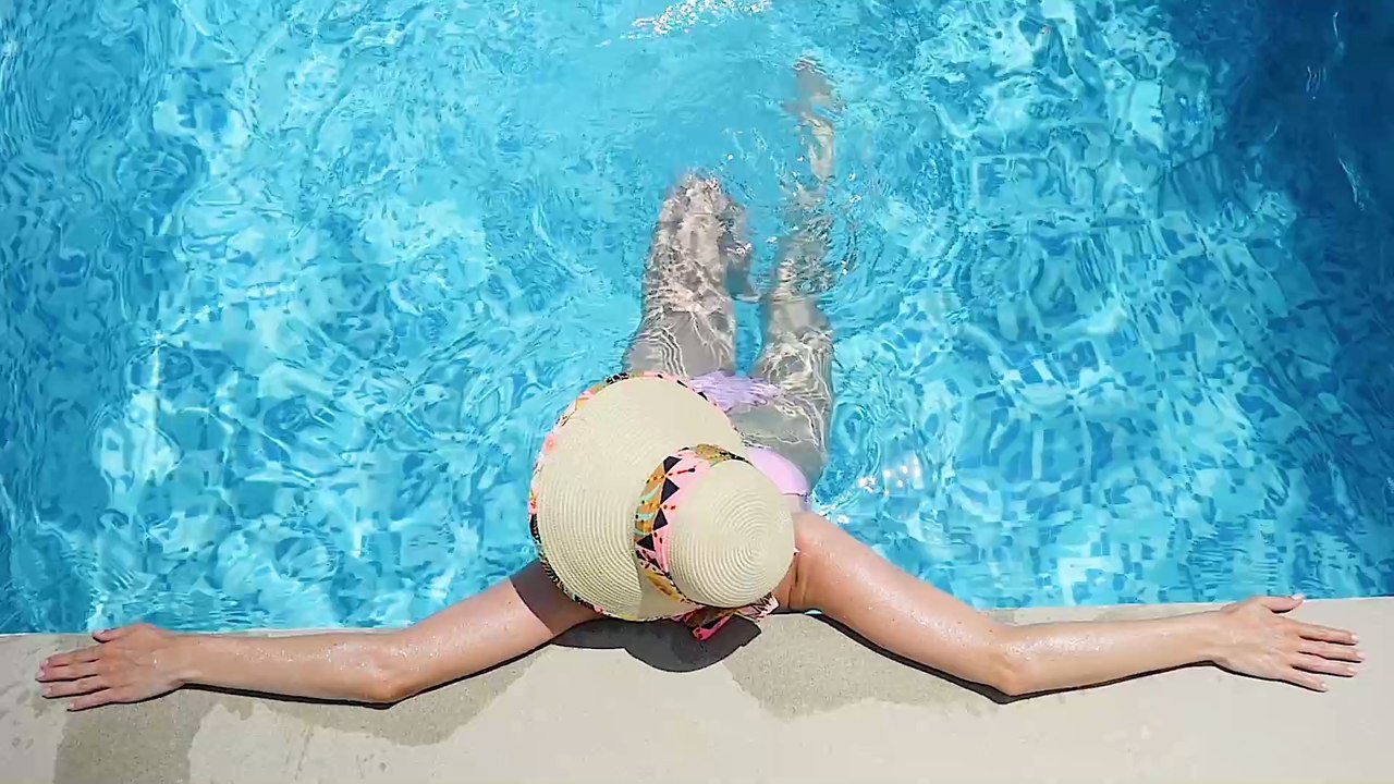 Pinkelspaß im Pool: Robbie Williams markiert bei Freunden gerne sein Revier