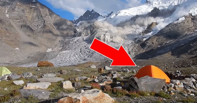 Une monstrueuse avalanche filmée dans le Nord de l'Inde