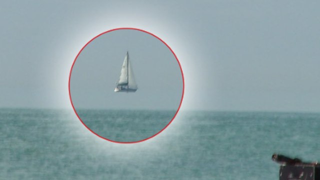 Casse-tête : savez-vous pourquoi ce bateau semble voler au dessus de l'eau ?