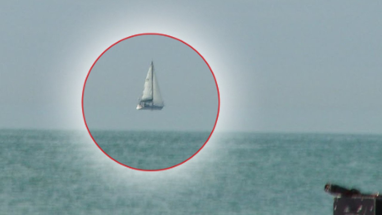 Casse-tête : savez-vous pourquoi ce bateau semble voler au dessus de l'eau ?