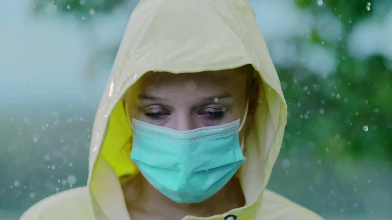 Covid-19: So tragt ihr euren Mundschutz auch bei Regen richtig
