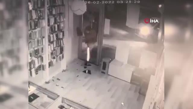 Son dakika... Hırsızlık yaptığı işyerinin kapısını taşla kırarak açtı... O anlar kamerada