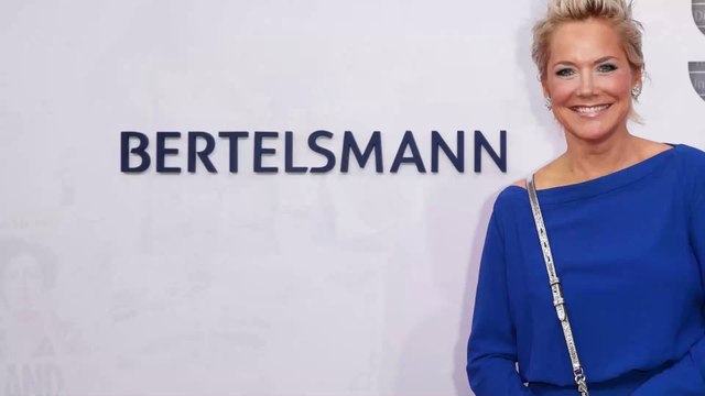 Da hört der Spaß auf : Inka Bause verpasst Hund Eddi ein fragwürdiges Accessoire