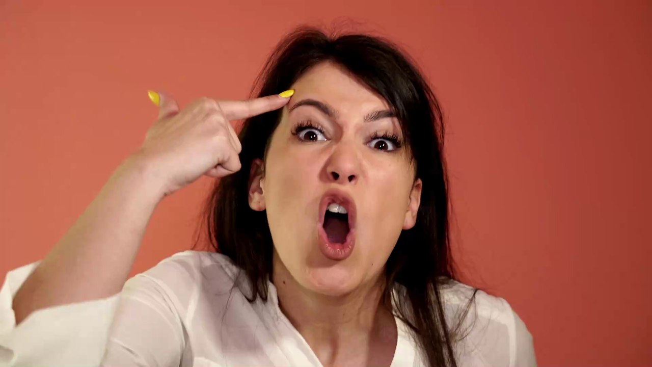 Schreckliche Tat: Mann wirft Welpen von der Brücke, doch dann reagiert ein Augenzeuge