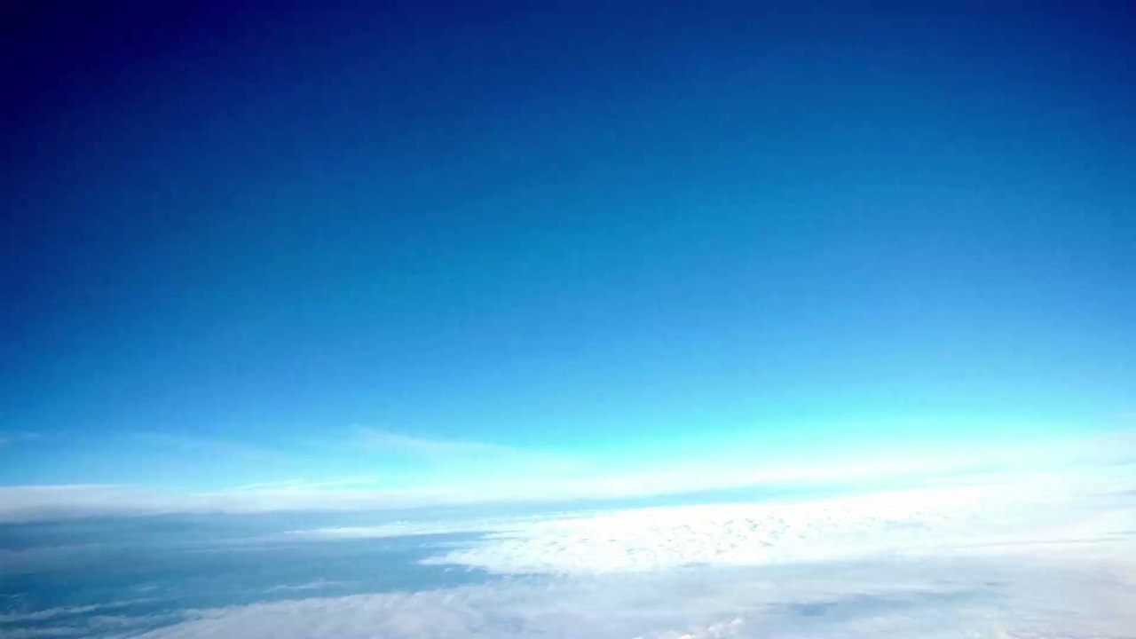 Geburt im Flugzeug: Polizei drückt bei 18-jähriger Mutter ein Auge zu