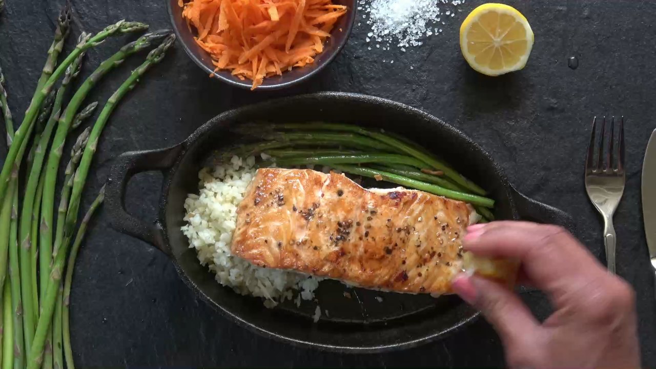 Lachs kochen: Diese 3 häufigen Fehler, die ihr vermeiden solltet!