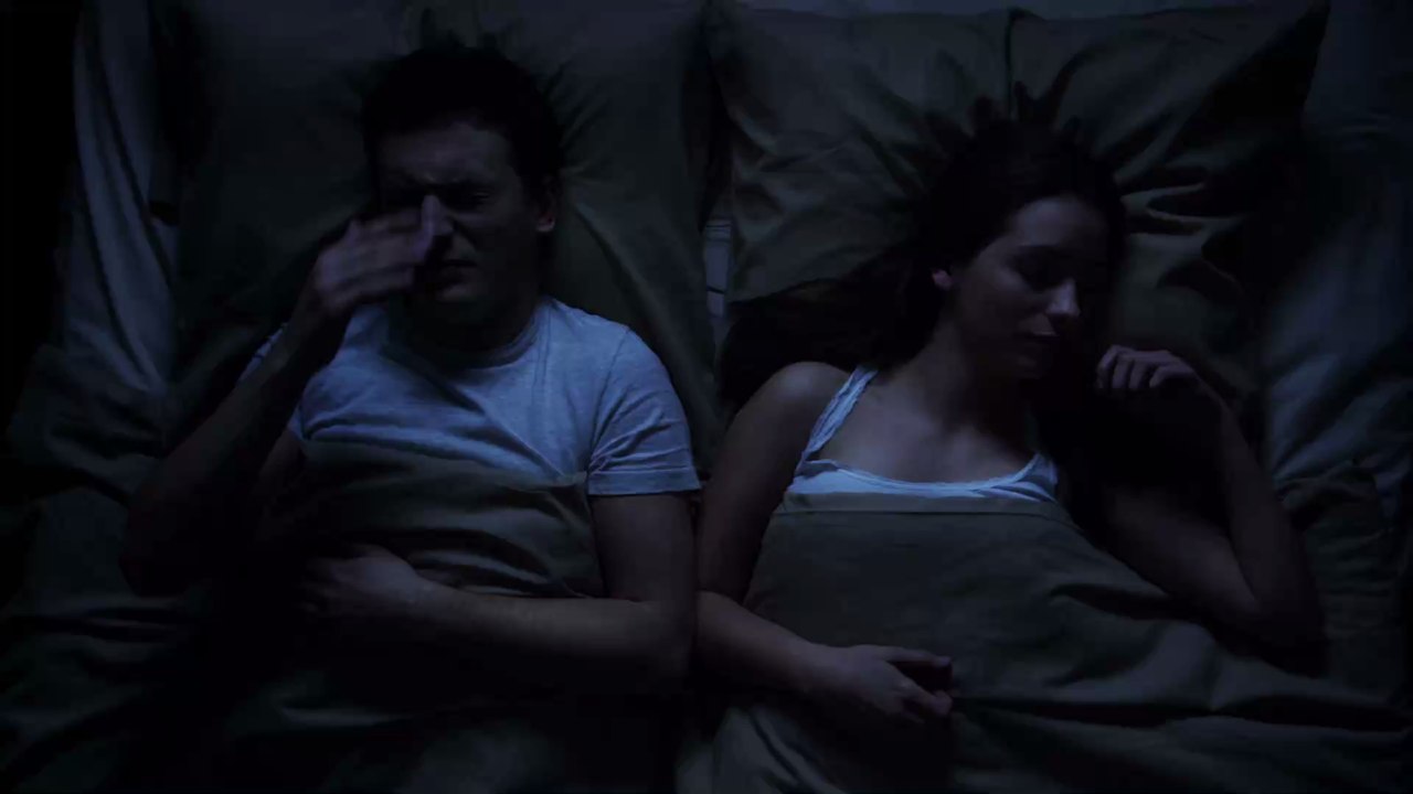 Mann hört mysteriöse Geräusche am Fenster: Dann entdeckt er tierische Gäste