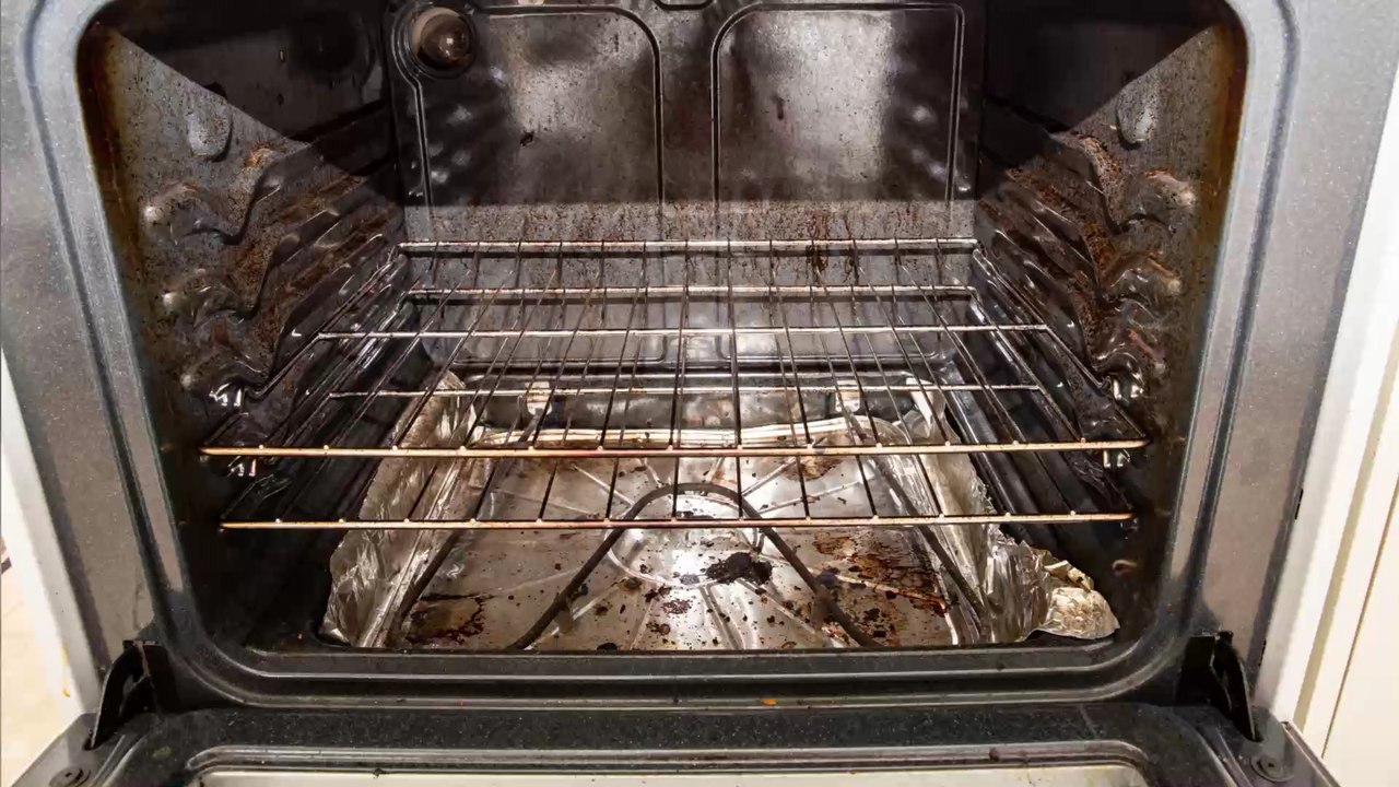 Lifehack: So glänzt euer Ofen innerhalb weniger Minuten wieder wie neu