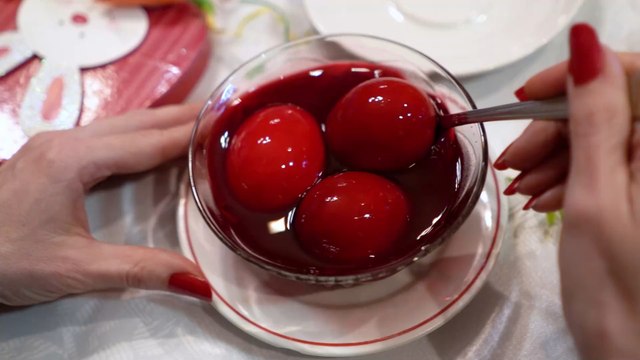 Mutter schlägt ein Ei in die Pfanne: Beim Anblick vergeht ihr schlagartig der Appetit