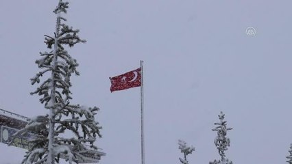 Yıldız Dağı'nda kar yağışı etkili oluyor