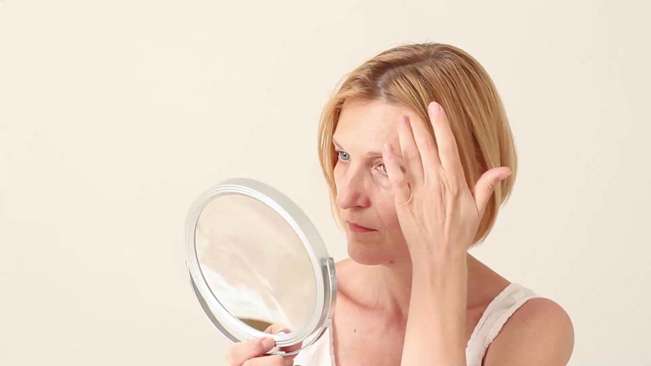 Trotz Maske endlich wieder Lippenstift tragen: Mit diesem Accessoire ist das möglich ohne zu verschmieren!