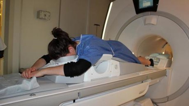 IRM lombaire : définition, comment se passe un examen, et y a-t-il des risques ?